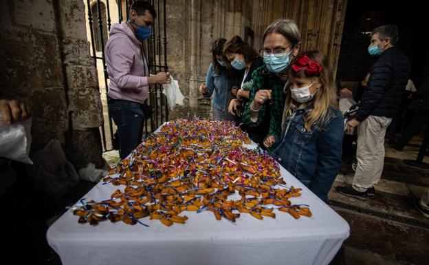 Les Paxarines, a la venta en la Plaza de la Catedral