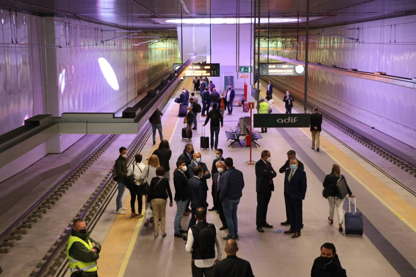 León ha estrenado este martes el nuevo tramo correspondiente a la integración del ferrocarril, que reduce el viaje Asturias-Madrid, que hasta ahora se veía obligado a entrar a la estación provisional o ' de fondo de saco' 