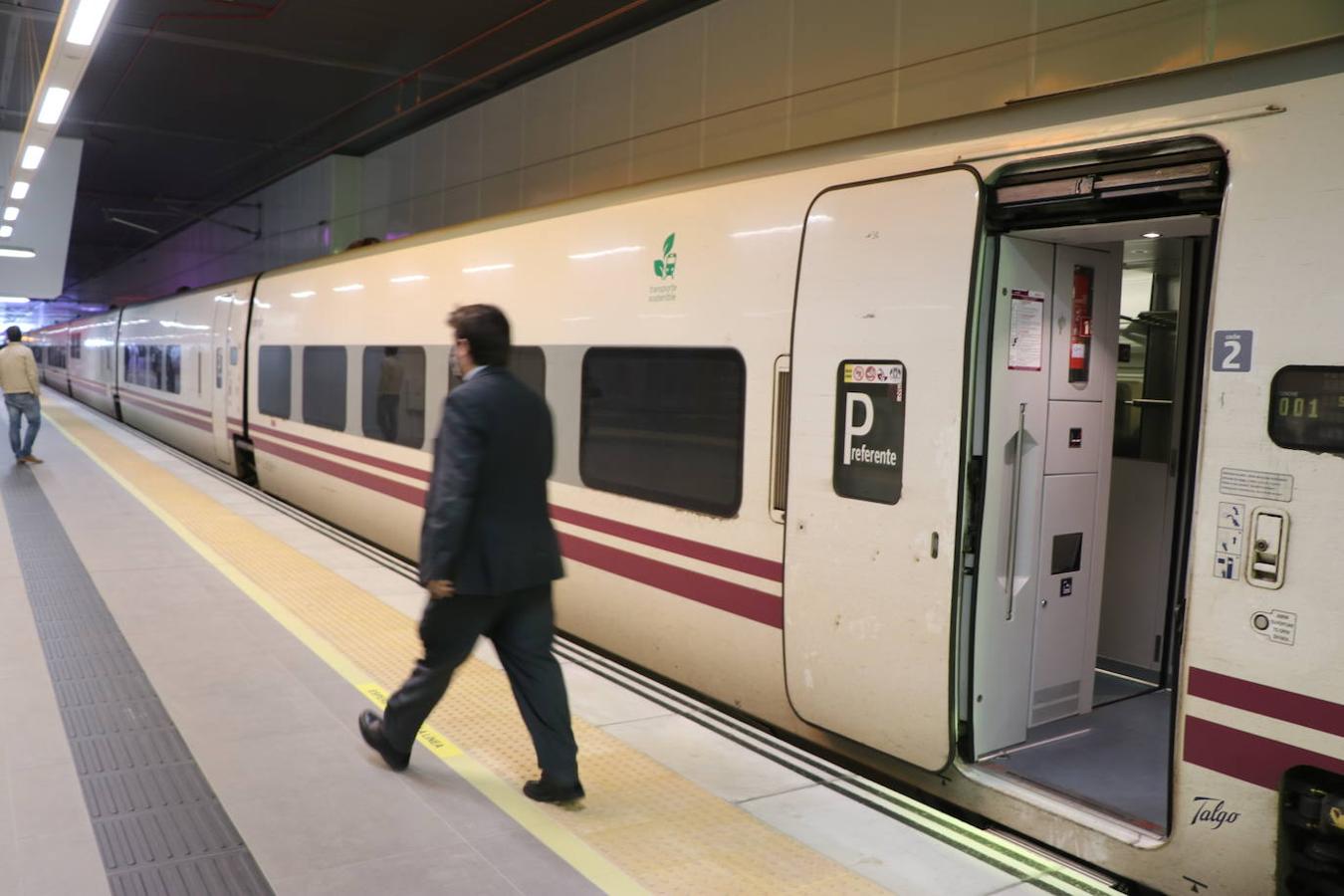 León ha estrenado este martes el nuevo tramo correspondiente a la integración del ferrocarril, que reduce el viaje Asturias-Madrid, que hasta ahora se veía obligado a entrar a la estación provisional o ' de fondo de saco' 