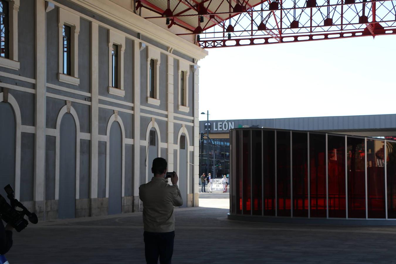 León ha estrenado este martes el nuevo tramo correspondiente a la integración del ferrocarril, que reduce el viaje Asturias-Madrid, que hasta ahora se veía obligado a entrar a la estación provisional o ' de fondo de saco' 
