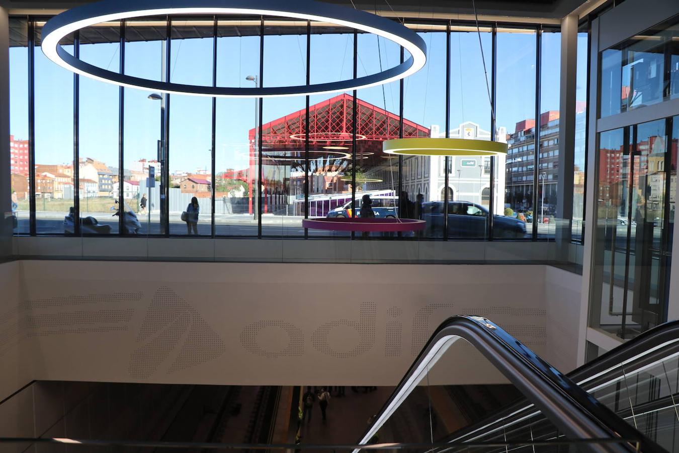 León ha estrenado este martes el nuevo tramo correspondiente a la integración del ferrocarril, que reduce el viaje Asturias-Madrid, que hasta ahora se veía obligado a entrar a la estación provisional o ' de fondo de saco' 