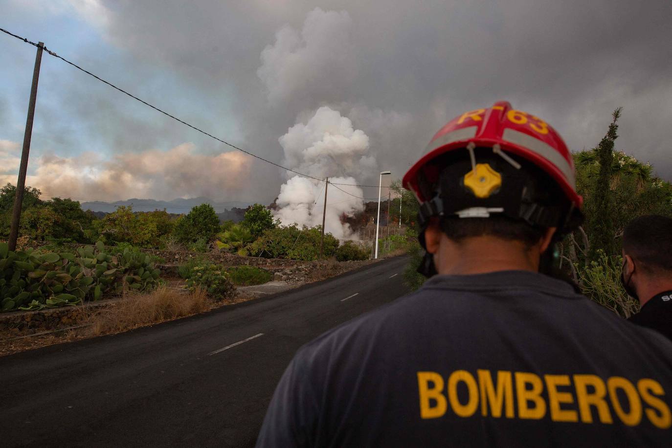 La colada de lava provocada por la erupción del volcán de Cumbre Vieja avanza arranso casas y cultivos.