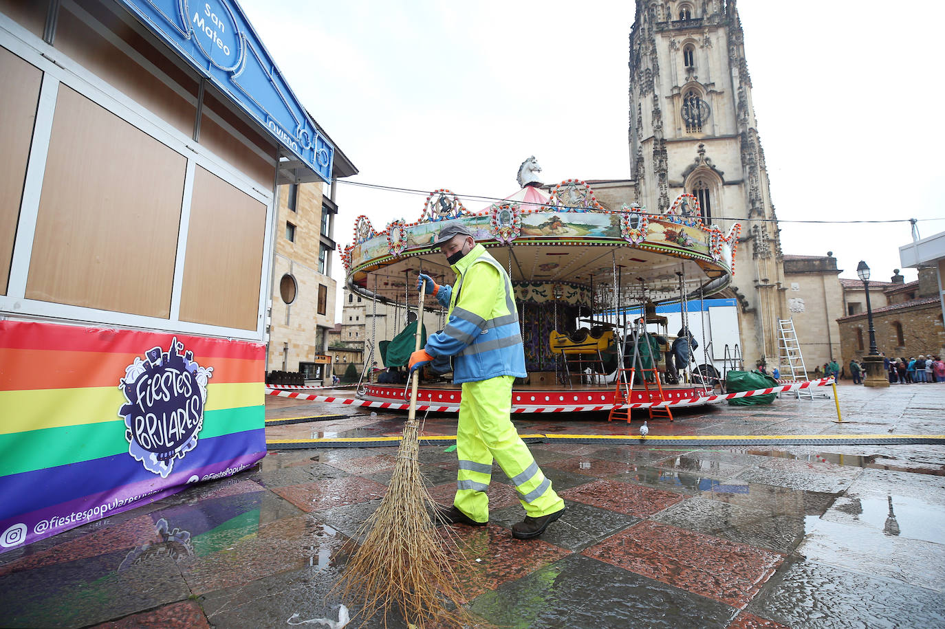 Trabajadores y voluntarios retiran las casetas para devolver la normalidad a las calles