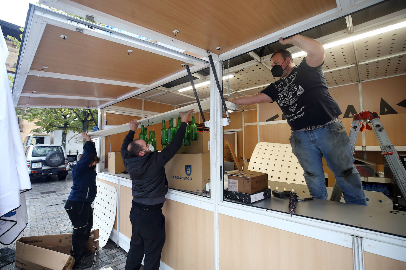 Trabajadores y voluntarios retiran las casetas para devolver la normalidad a las calles