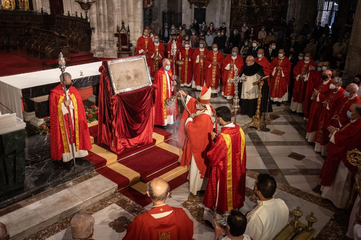 El arzobispo, Jesús Sanz Montes, bendice Santo Sudario, en presencia del Cabildo de la Catedral. 