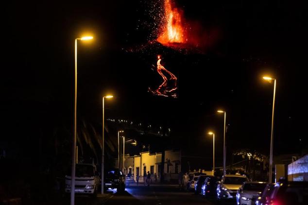 Una boca eruptiva expulsa lava y piroclastos en la zona de Cabeza de Vaca.