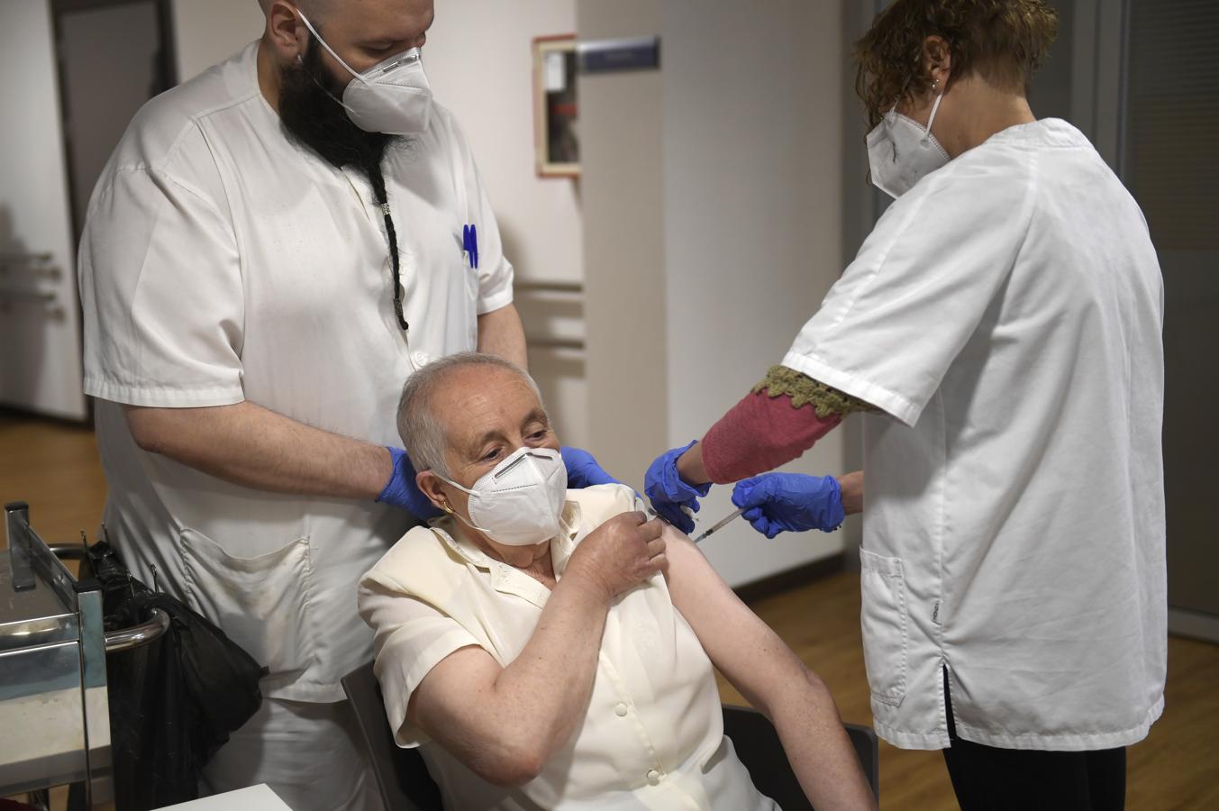 El Principado da inicio a las terceras inoculaciones a los mayores, la residencia mixta de Pumarín, en Gijón, el lugar elegido para empezar