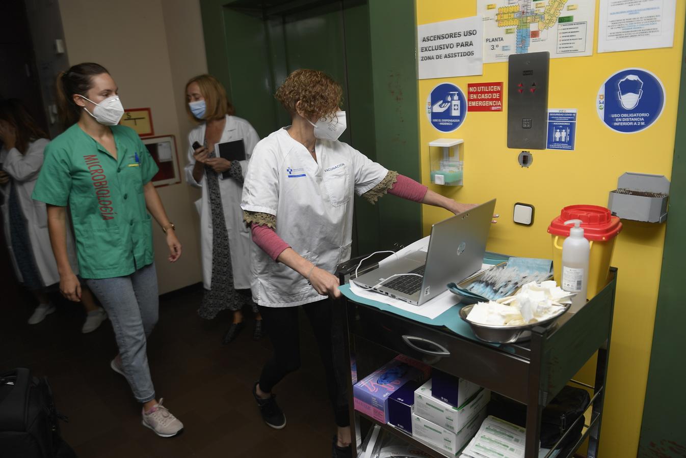 El Principado da inicio a las terceras inoculaciones a los mayores, la residencia mixta de Pumarín, en Gijón, el lugar elegido para empezar