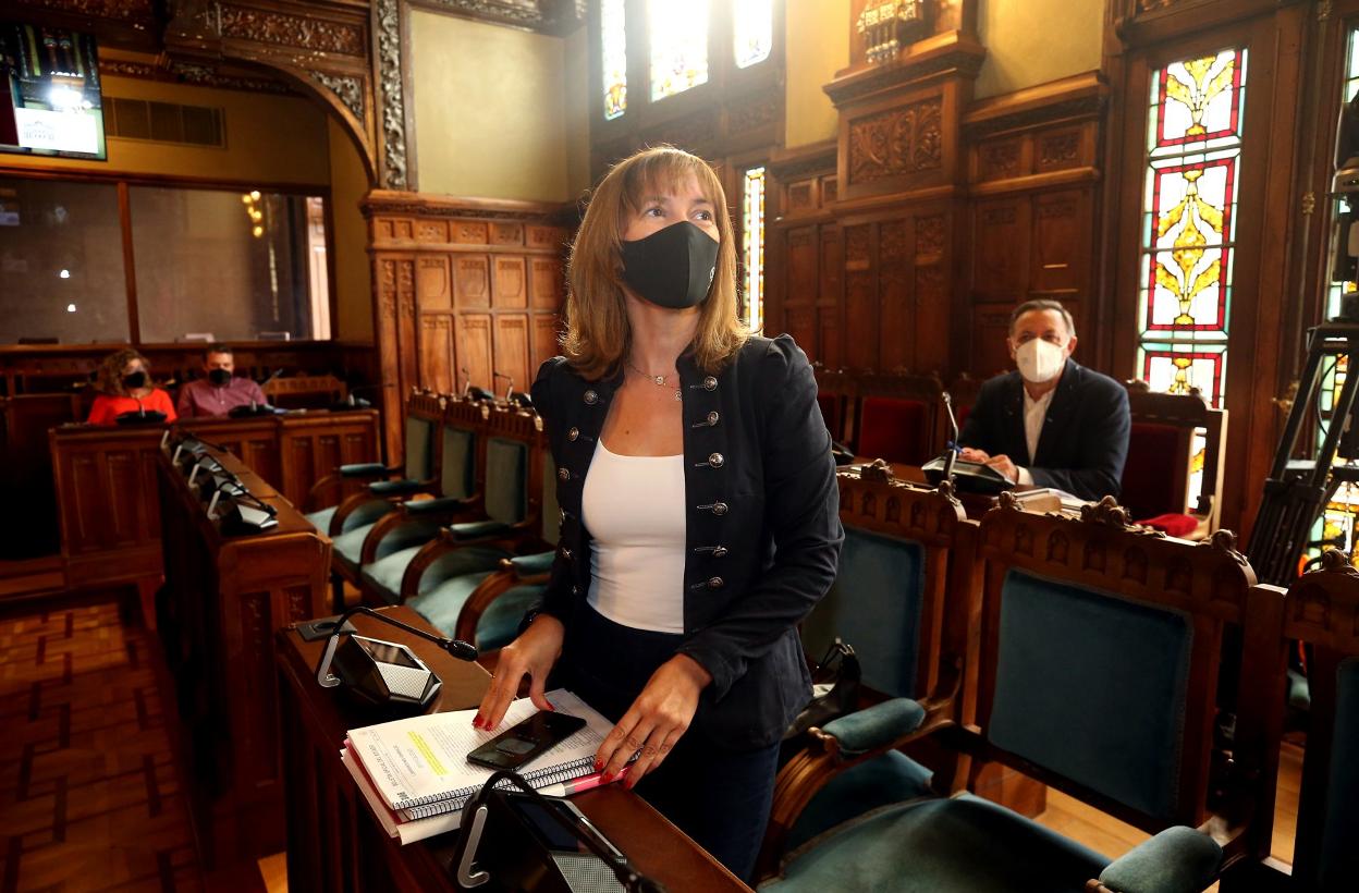 La consejera de Hacienda, Ana Cárcaba, ayer, en la Junta. 