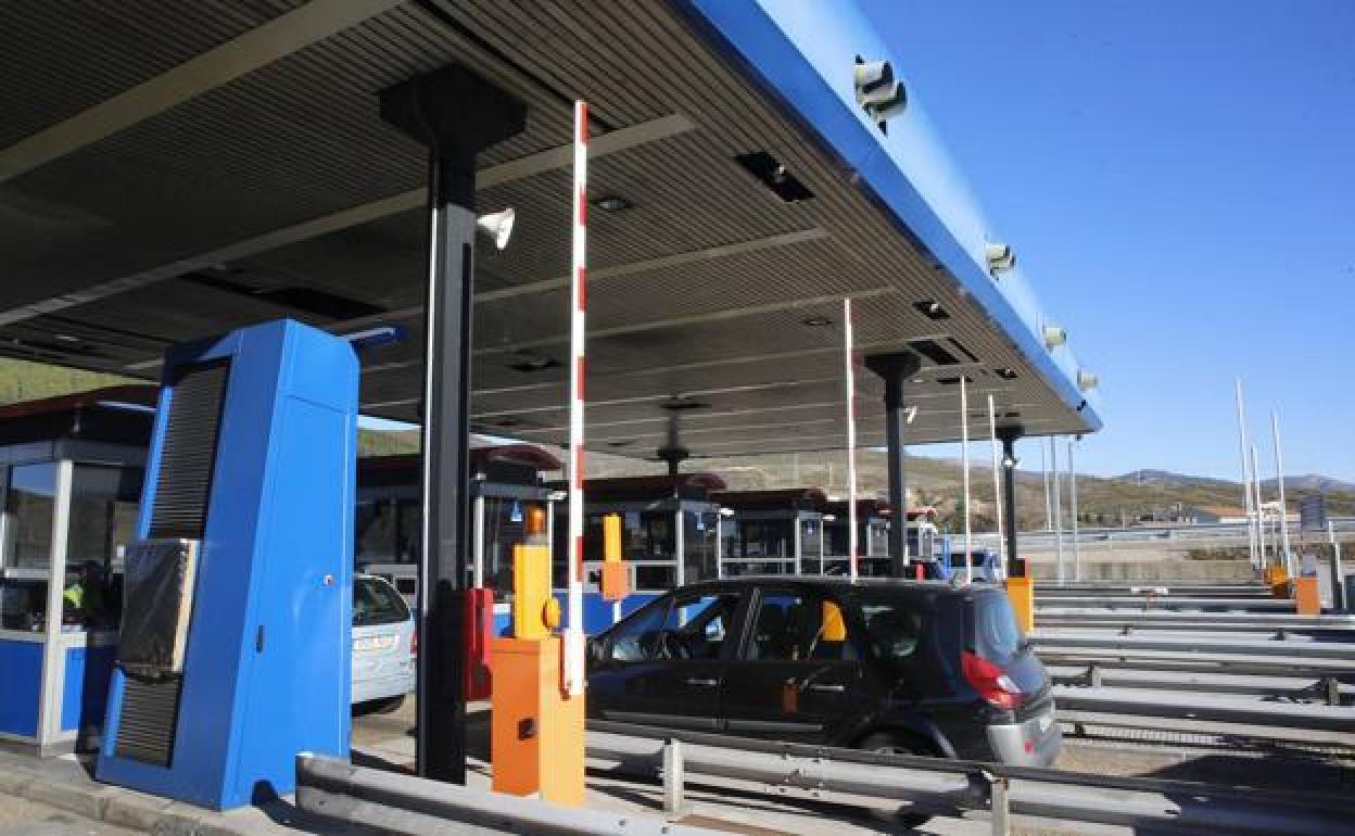 Vehículos en el peaje de La Magdalena, en la autopista del Huerna.