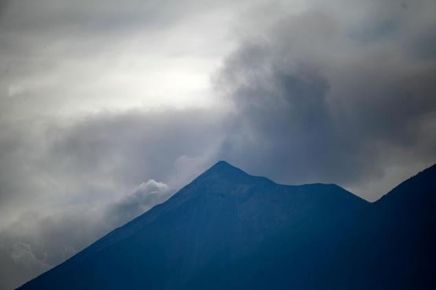 El volcán de Fuego arroja cenizas desde Alotenango.