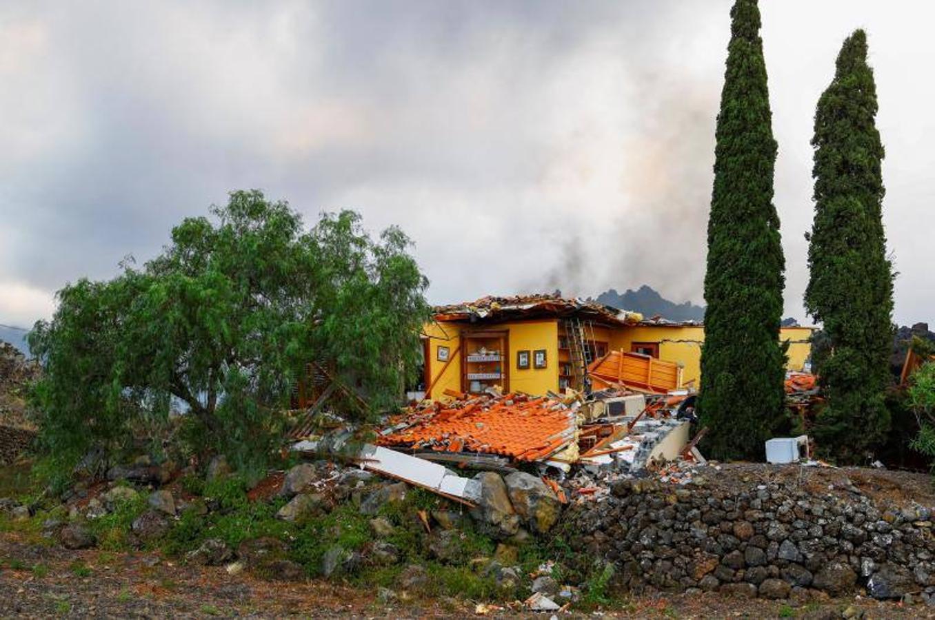 La lengua de lava del volcán de Cumbre Vieja, que entró en erupción el pasado domingo en La Palma, ha arrasado más de 166 hectáreas y centenares edificaciones. Aún sigue en fase explosiva y sus cenizas ya han llegado a la isla de La Gomera. La columna de gases de la erupción ya alcanza una altura de seis kilómetros sobre el nivel del mar. 