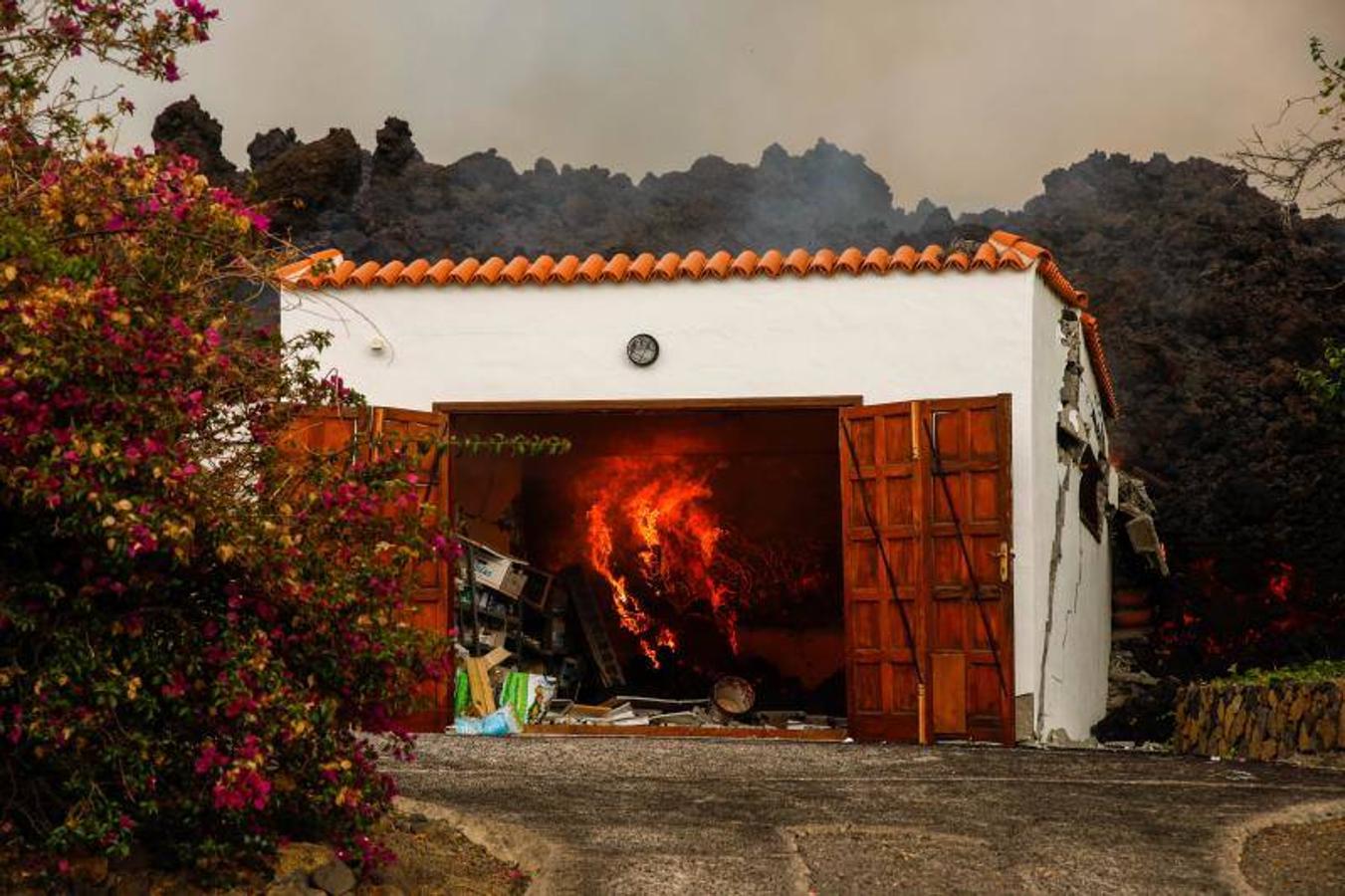 La lengua de lava del volcán de Cumbre Vieja, que entró en erupción el pasado domingo en La Palma, ha arrasado más de 166 hectáreas y centenares edificaciones. Aún sigue en fase explosiva y sus cenizas ya han llegado a la isla de La Gomera. La columna de gases de la erupción ya alcanza una altura de seis kilómetros sobre el nivel del mar. 