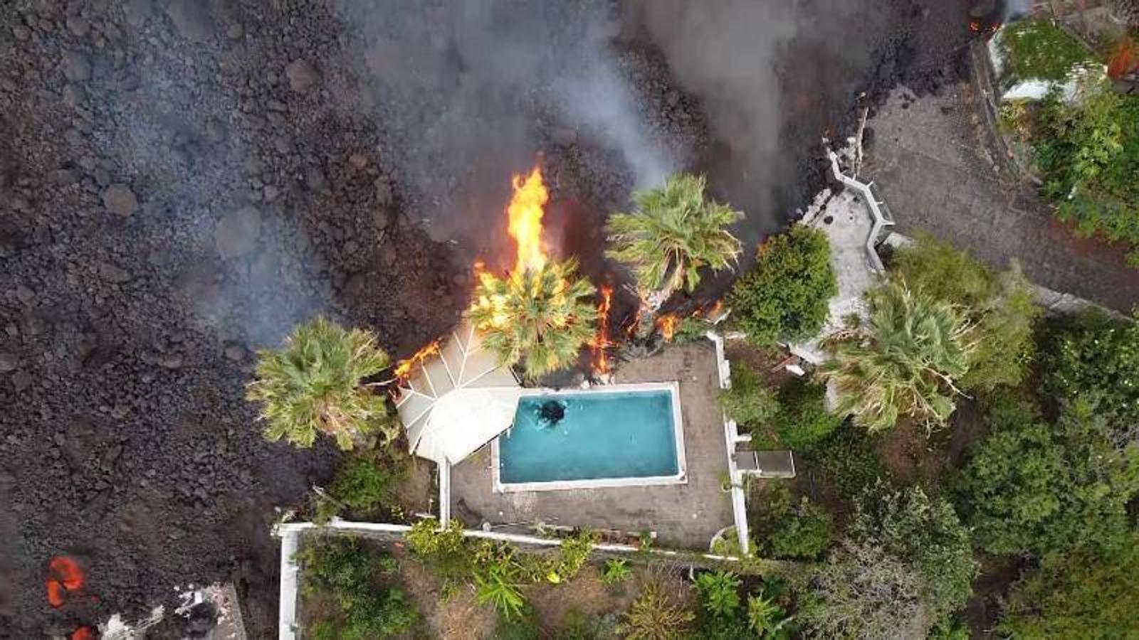 La lengua de lava del volcán de Cumbre Vieja, que entró en erupción el pasado domingo en La Palma, ha arrasado más de 166 hectáreas y centenares edificaciones. Aún sigue en fase explosiva y sus cenizas ya han llegado a la isla de La Gomera. La columna de gases de la erupción ya alcanza una altura de seis kilómetros sobre el nivel del mar. 