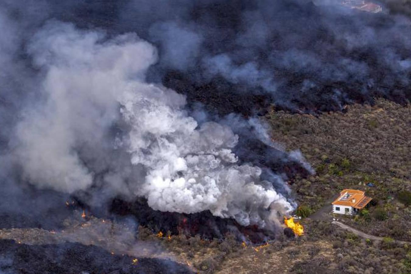 La lengua de lava del volcán de Cumbre Vieja, que entró en erupción el pasado domingo en La Palma, ha arrasado más de 166 hectáreas y centenares edificaciones. Aún sigue en fase explosiva y sus cenizas ya han llegado a la isla de La Gomera. La columna de gases de la erupción ya alcanza una altura de seis kilómetros sobre el nivel del mar. 