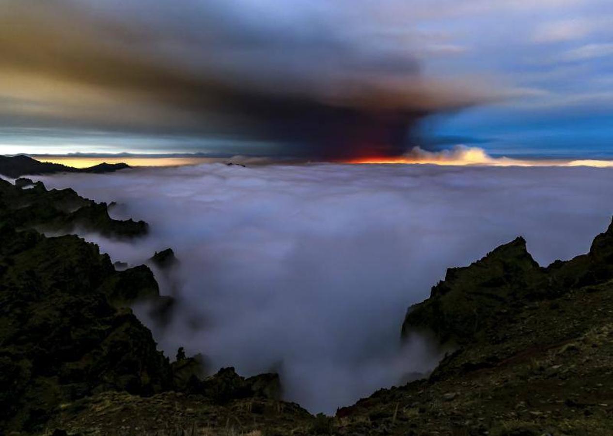 La lengua de lava del volcán de Cumbre Vieja, que entró en erupción el pasado domingo en La Palma, ha arrasado más de 166 hectáreas y centenares edificaciones. Aún sigue en fase explosiva y sus cenizas ya han llegado a la isla de La Gomera. La columna de gases de la erupción ya alcanza una altura de seis kilómetros sobre el nivel del mar. 