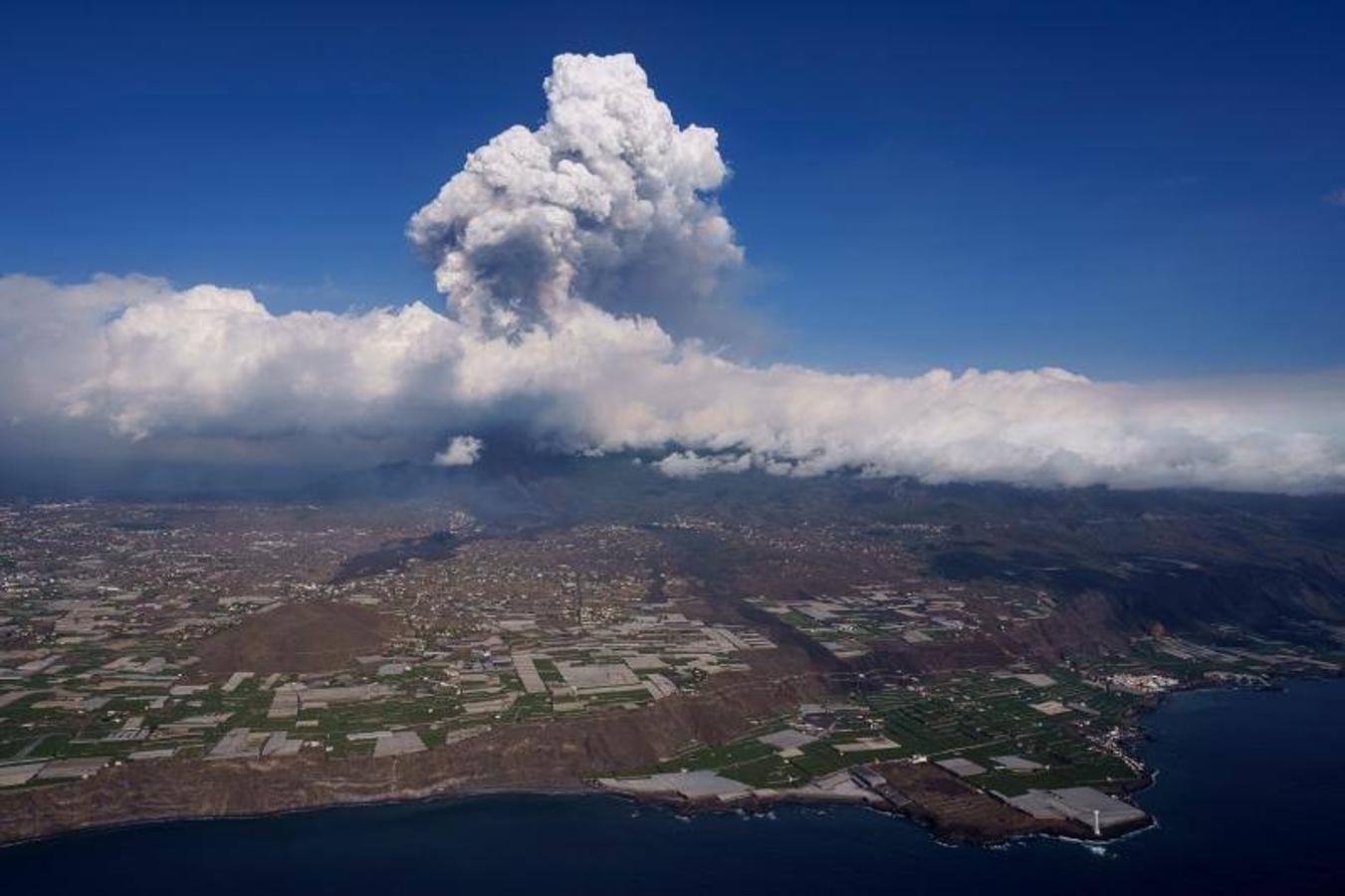 La lengua de lava del volcán de Cumbre Vieja, que entró en erupción el pasado domingo en La Palma, ha arrasado más de 166 hectáreas y centenares edificaciones. Aún sigue en fase explosiva y sus cenizas ya han llegado a la isla de La Gomera. La columna de gases de la erupción ya alcanza una altura de seis kilómetros sobre el nivel del mar. 