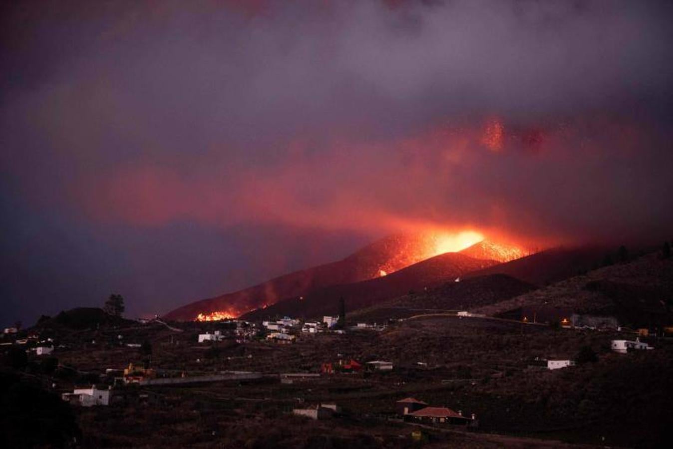 La lengua de lava del volcán de Cumbre Vieja, que entró en erupción el pasado domingo en La Palma, ha arrasado más de 166 hectáreas y centenares edificaciones. Aún sigue en fase explosiva y sus cenizas ya han llegado a la isla de La Gomera. La columna de gases de la erupción ya alcanza una altura de seis kilómetros sobre el nivel del mar. 