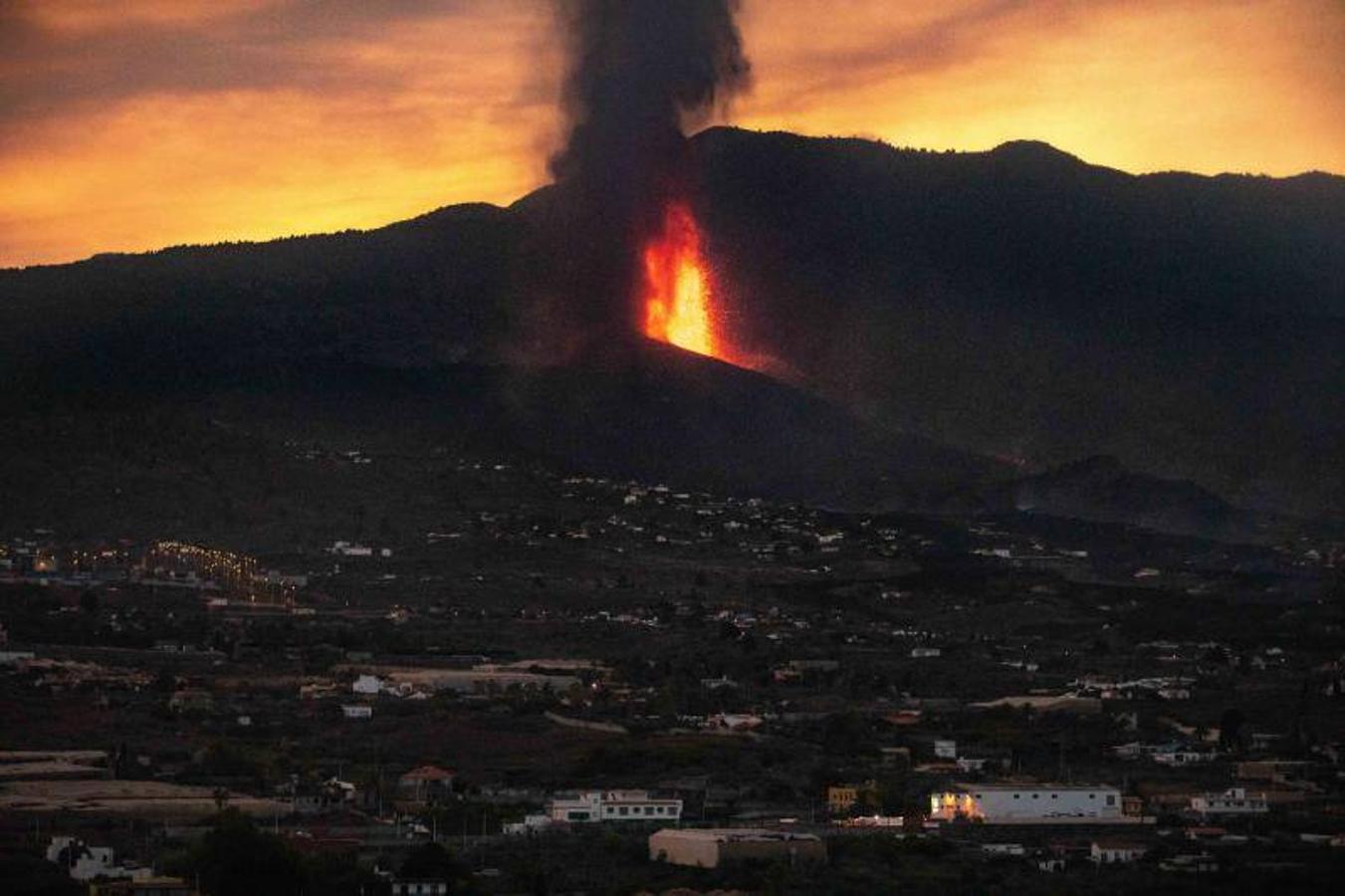 La lengua de lava del volcán de Cumbre Vieja, que entró en erupción el pasado domingo en La Palma, ha arrasado más de 166 hectáreas y centenares edificaciones. Aún sigue en fase explosiva y sus cenizas ya han llegado a la isla de La Gomera. La columna de gases de la erupción ya alcanza una altura de seis kilómetros sobre el nivel del mar. 