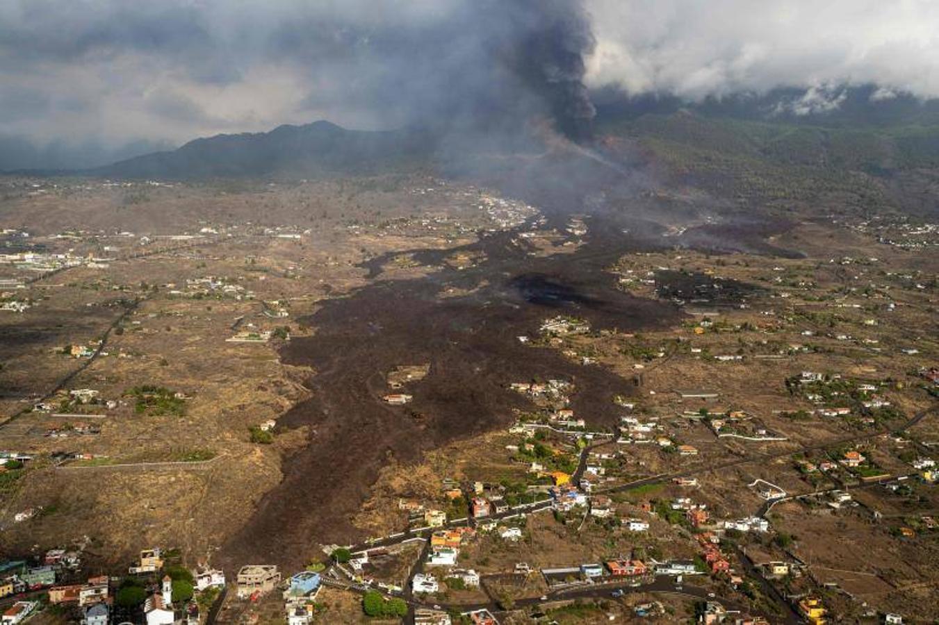 La lengua de lava del volcán de Cumbre Vieja, que entró en erupción el pasado domingo en La Palma, ha arrasado más de 166 hectáreas y centenares edificaciones. Aún sigue en fase explosiva y sus cenizas ya han llegado a la isla de La Gomera. La columna de gases de la erupción ya alcanza una altura de seis kilómetros sobre el nivel del mar. 