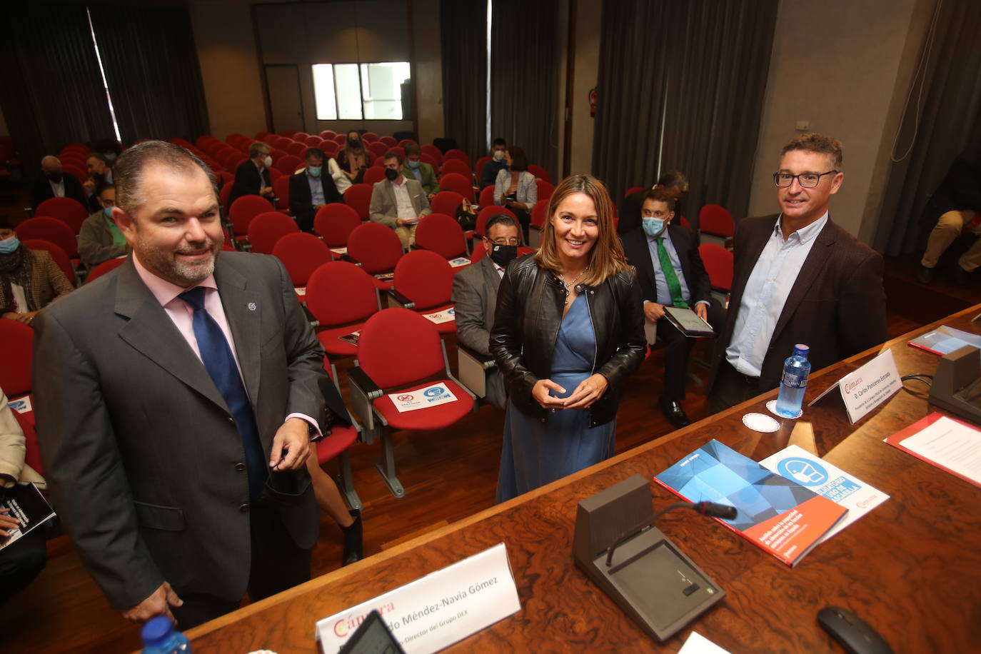 Carlos Paniceres, Susana Solís y Fernando Méndez-Navia antes de la presentación. 