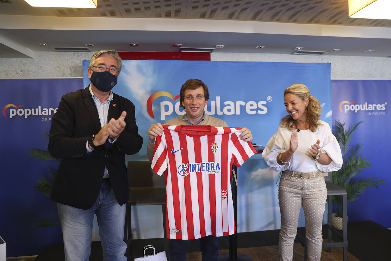 Martínez-Almeida participó en un encuentro con afiliados y simpatizantes de la Junta Local gijonesa del PP