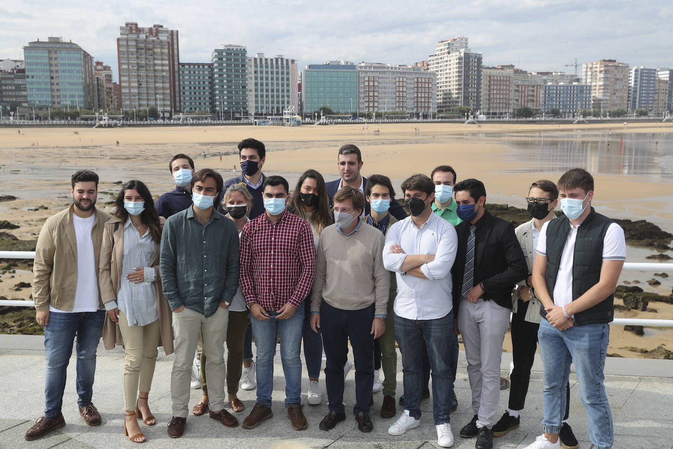 Martínez-Almeida participó en un encuentro con afiliados y simpatizantes de la Junta Local gijonesa del PP