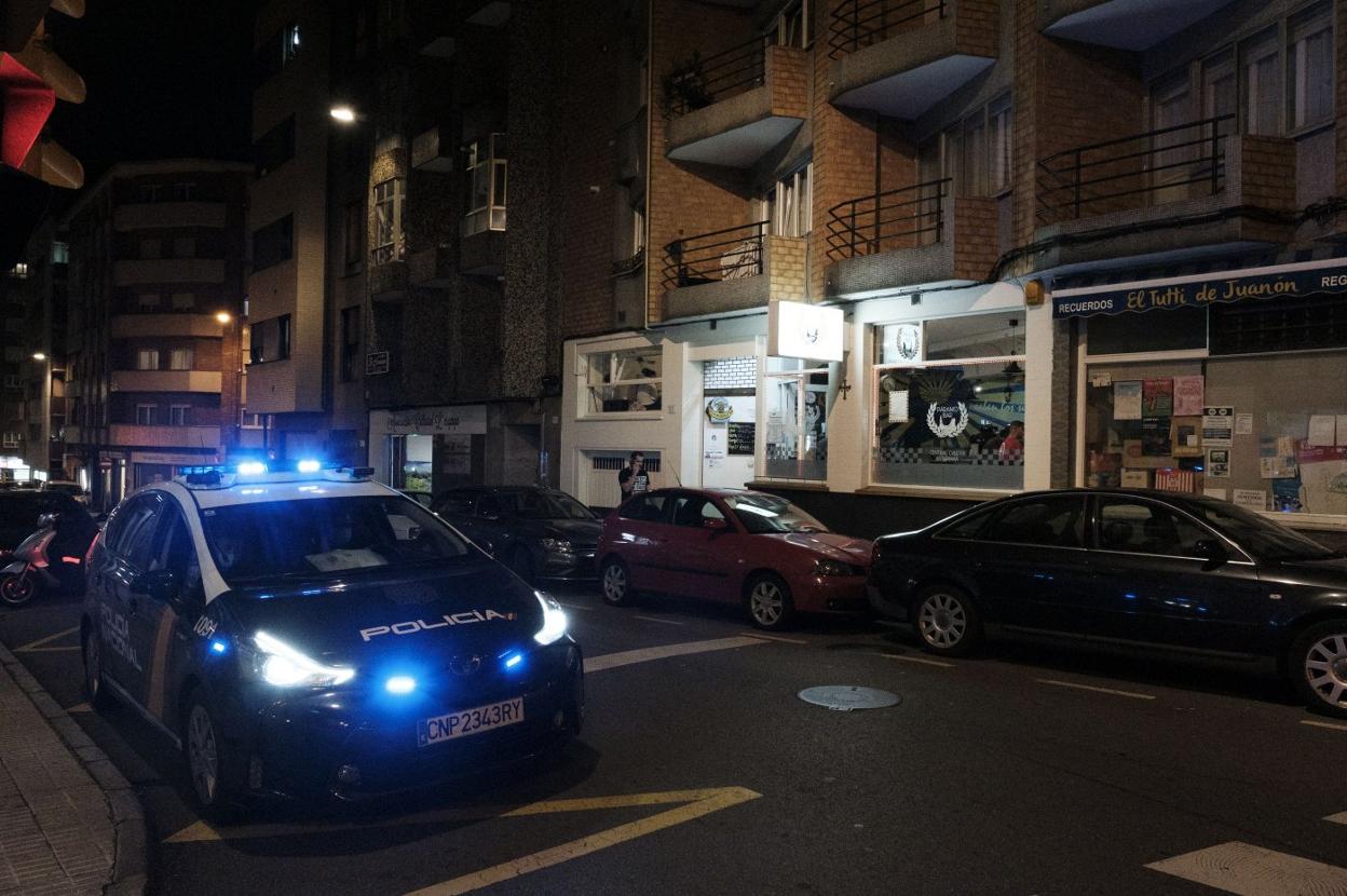 Coche policial en la calle Cabrales poco después del suceso. 