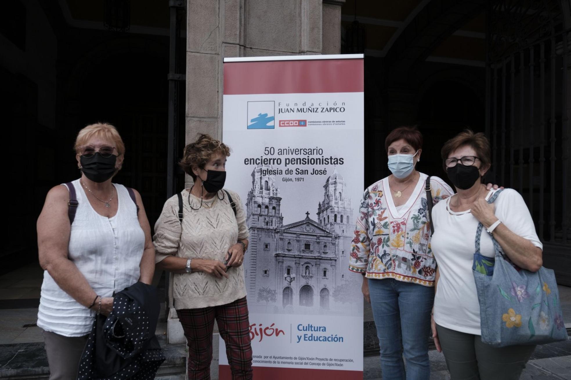 Rosa María Fernández, Cenci Braña, Marina Menéndez y Mely Fernández, hijas de cuatro encerrados, ayer, ante la iglesia de San José.