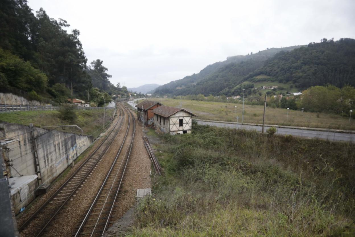 Vista de la parcela vacía que estaba llamada a ser el polígono industrial de Reicastro, en Mieres. 