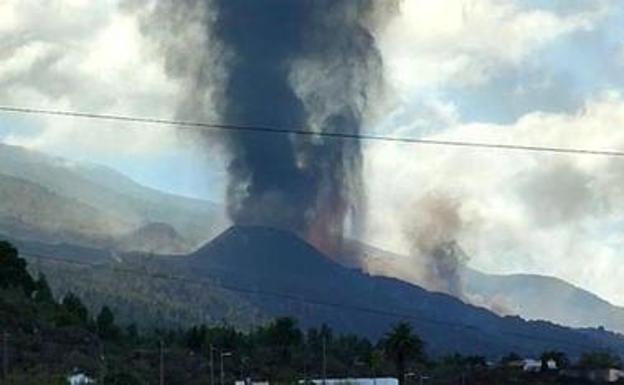 El cono del volcán de La Palma se rompe: así está en su fase más explosiva