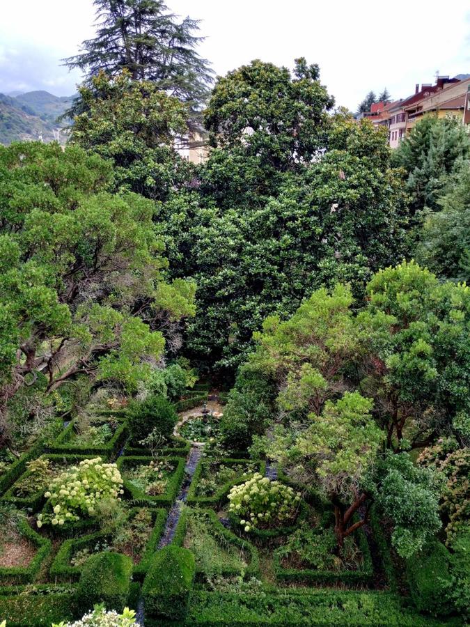 Vista cenital del jardín decimonónico francés desde el balcón corrido del palacete. Entre los árboles destacan los magnolios y el madroño.