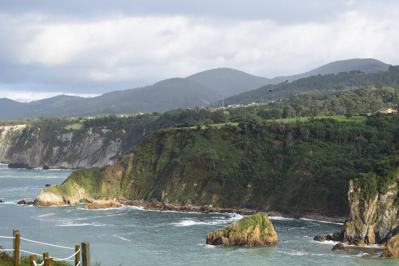 En el pueblo de Cadavedo y en pleno concejo de Valdés, es donde esta vez te acercamos y donde se encuentra el mirador de La Regalina, uno de esos lugares especiales que pueden encontrarse a ras de la costa asturiana y desde el que podrás disfrutar de una de las mejores vistas del occidente asturiano y del litoral. Un estupendo balcón en el que los pastos verdes tiñen de color un paisaje único y en el que la gran protagonista es una pequeña ermita de 1931 y dos hórreos, los cuales se encargan de presidir los acantilados de más de 70 metros sobre los que se ubica este mirador. Una panorámica única que nos acerca a ese Paisaje Protegido de la Costa Occidental Asturiana en el que se fusionan a la perfección mar y montaña, regalándonos unas vistas inigualables de la Playa de Cadavedo y Ribón y al arenal de Churín.