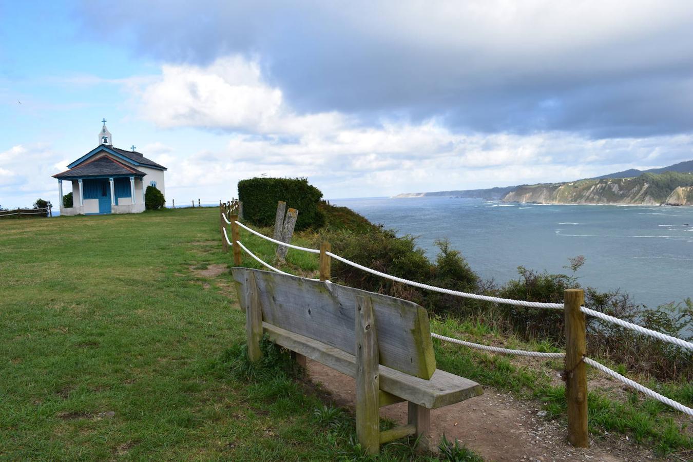 En el pueblo de Cadavedo y en pleno concejo de Valdés, es donde esta vez te acercamos y donde se encuentra el mirador de La Regalina, uno de esos lugares especiales que pueden encontrarse a ras de la costa asturiana y desde el que podrás disfrutar de una de las mejores vistas del occidente asturiano y del litoral. Un estupendo balcón en el que los pastos verdes tiñen de color un paisaje único y en el que la gran protagonista es una pequeña ermita de 1931 y dos hórreos, los cuales se encargan de presidir los acantilados de más de 70 metros sobre los que se ubica este mirador. Una panorámica única que nos acerca a ese Paisaje Protegido de la Costa Occidental Asturiana en el que se fusionan a la perfección mar y montaña, regalándonos unas vistas inigualables de la Playa de Cadavedo y Ribón y al arenal de Churín.