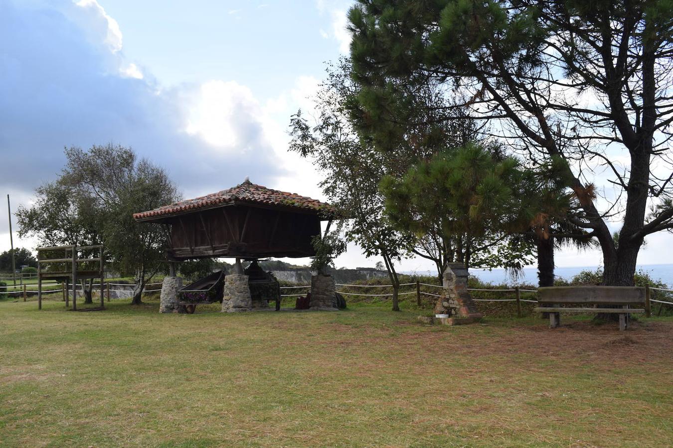 En el pueblo de Cadavedo y en pleno concejo de Valdés, es donde esta vez te acercamos y donde se encuentra el mirador de La Regalina, uno de esos lugares especiales que pueden encontrarse a ras de la costa asturiana y desde el que podrás disfrutar de una de las mejores vistas del occidente asturiano y del litoral. Un estupendo balcón en el que los pastos verdes tiñen de color un paisaje único y en el que la gran protagonista es una pequeña ermita de 1931 y dos hórreos, los cuales se encargan de presidir los acantilados de más de 70 metros sobre los que se ubica este mirador. Una panorámica única que nos acerca a ese Paisaje Protegido de la Costa Occidental Asturiana en el que se fusionan a la perfección mar y montaña, regalándonos unas vistas inigualables de la Playa de Cadavedo y Ribón y al arenal de Churín.