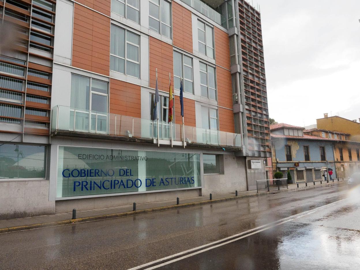 Tras el edificio del Principado hay cimientos de la muralla. 