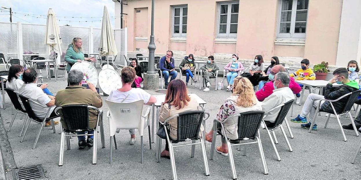 Los asistentes al encuentro, durante la sesión de asamblea que definió la nueva línea de trabajo. 