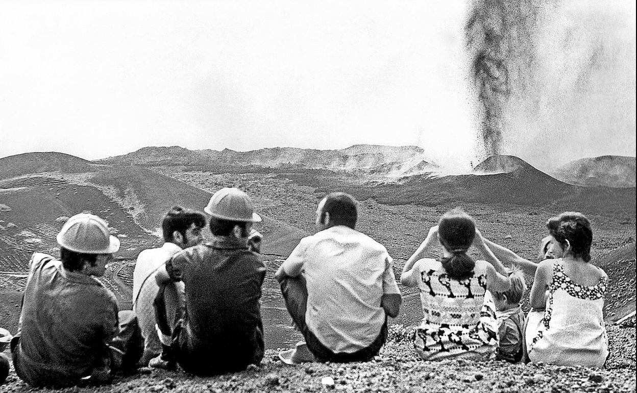 Imagen en blanco y negro de la erupción del Teneguía en 1971.