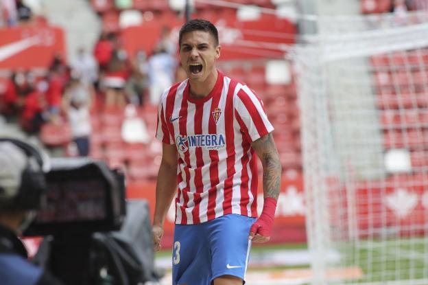 Djurdjevic, eufórico en la celebración, tras el primer gol del Sporting en la tarde de ayer, con el que empataba el partido frente al Málaga de José Alberto en El Molinón. 