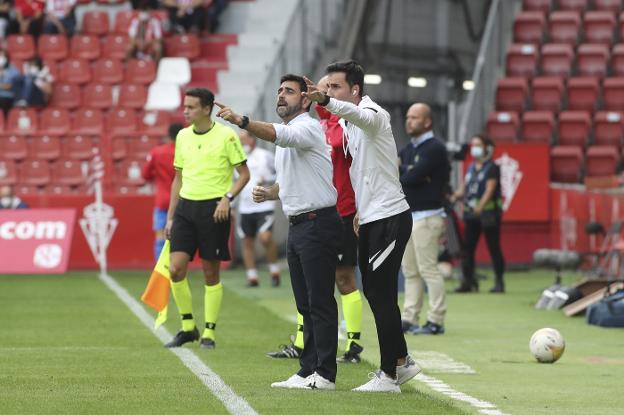 David Gallego da instrucciones a sus jugadores junto a su segundo, Toni Clavero. 