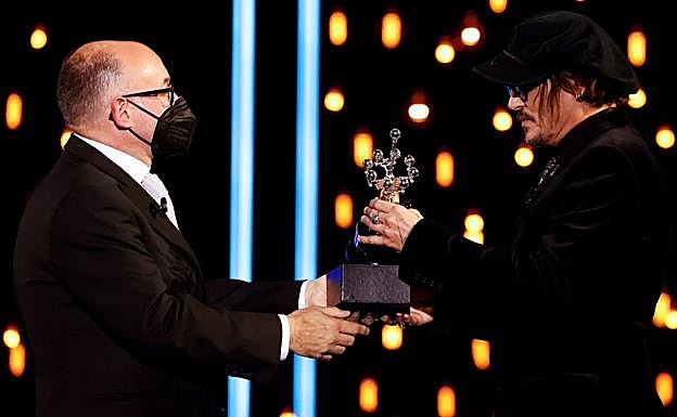 José Luis Rebordinos entrega el Premio Donostia a Johnny Depp.