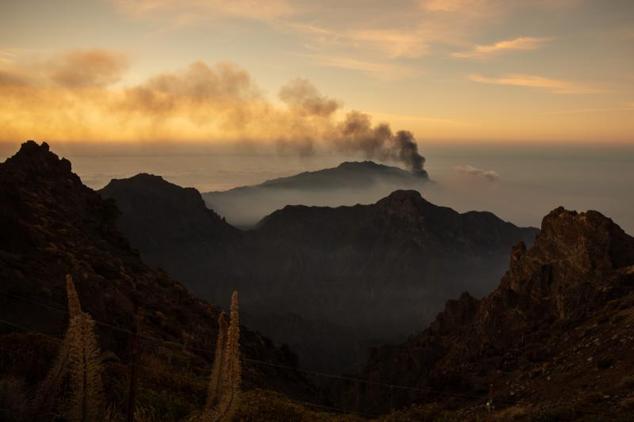 La columna de humo que deja el volcán de Cumbre Vieja.