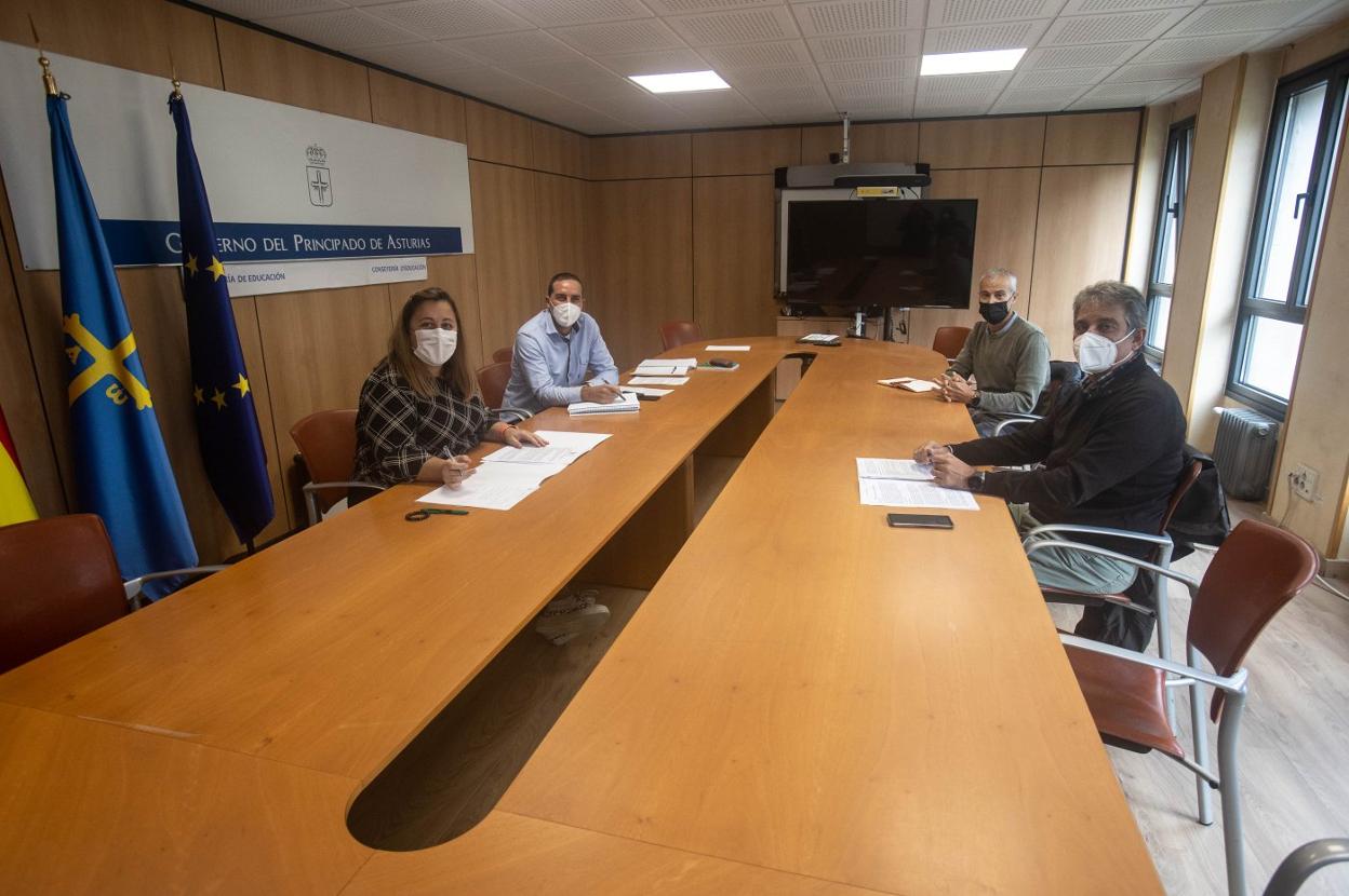 Encuentro de la consejera con los portavoces de UGT. También se reunió con ANPE. 