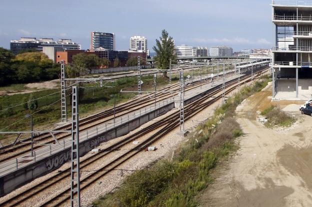 El convenio para ubicar la estación intermodal en Moreda rebaja el plan de vías en 62 millones