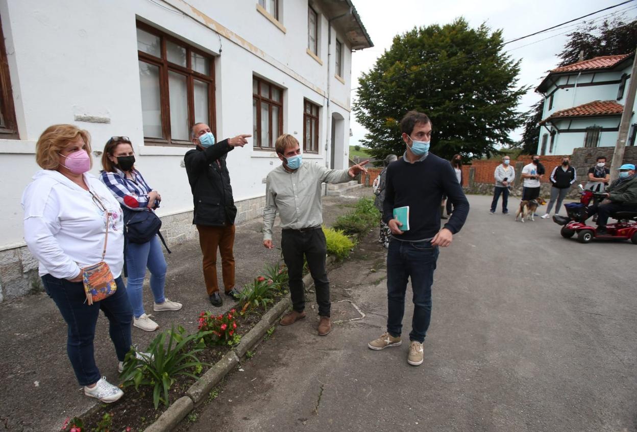 Daniel Ripa y Diego Ruiz de la Peña conversan con los vecinos. 