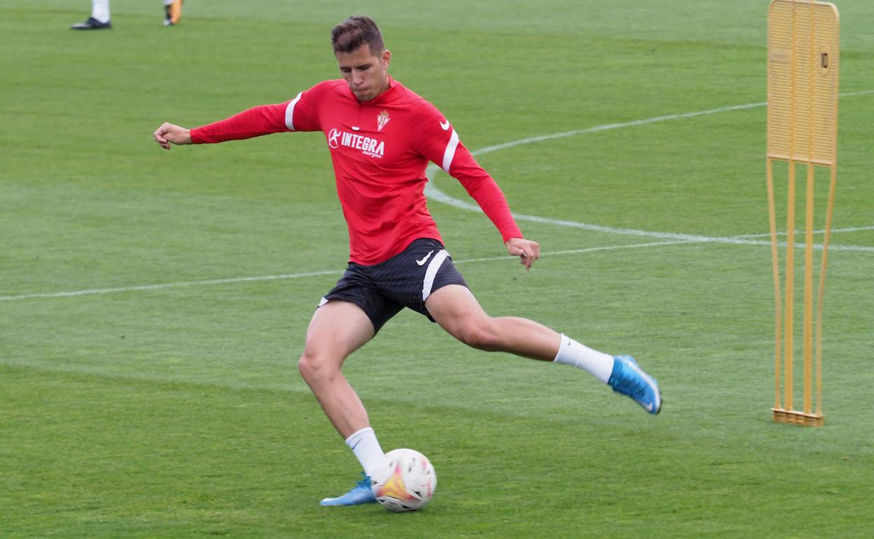 Christian Rivera, en un entrenamiento del Sporting