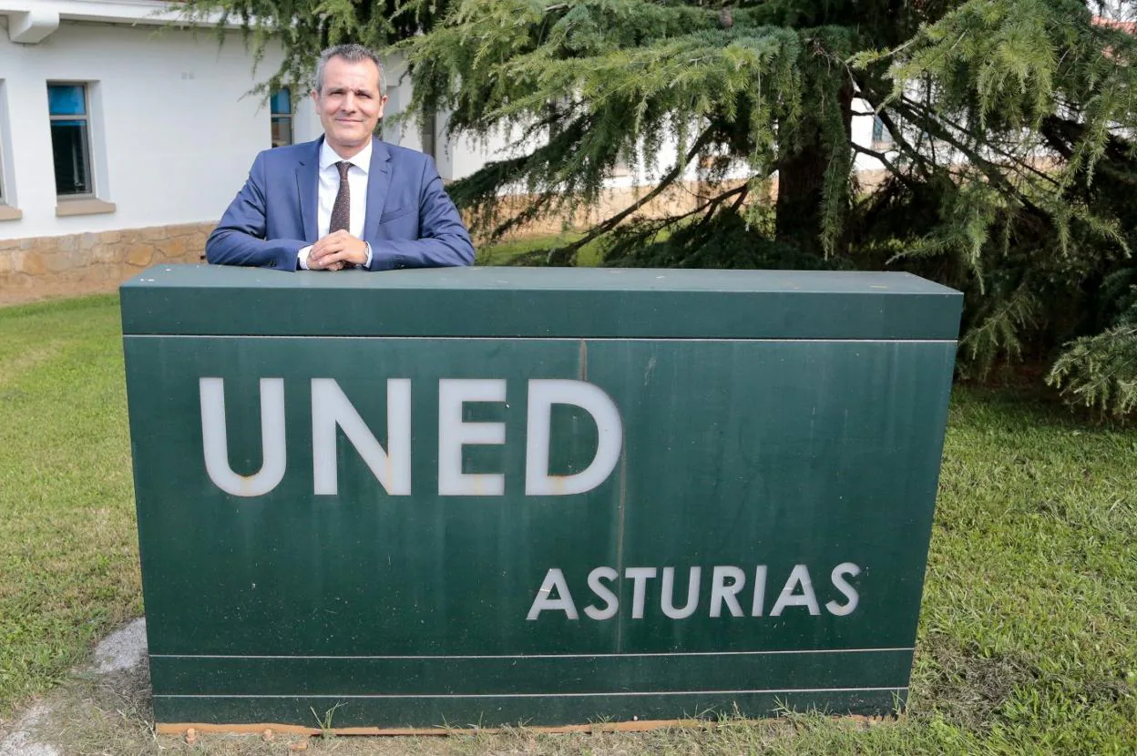 Juan Carlos Menéndez, director del centro asociado de la UNED en Asturias, ante la sede. 