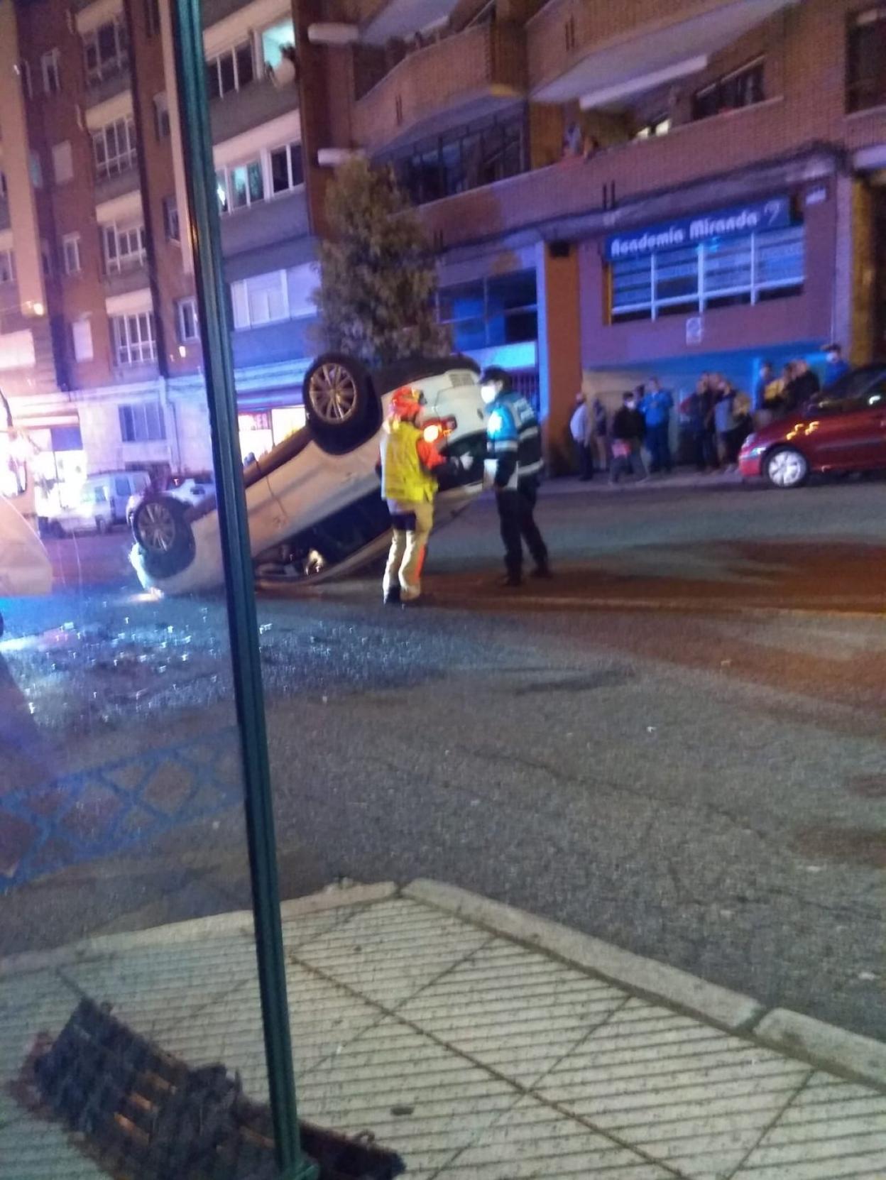 El coche volcado sobre la avenida del Mar. 