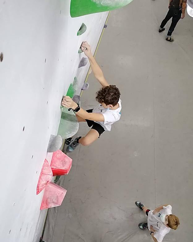 Dos jóvenes escaladores enfrentándose a uno de los bloques de escalada del Roko en Oviedo. 