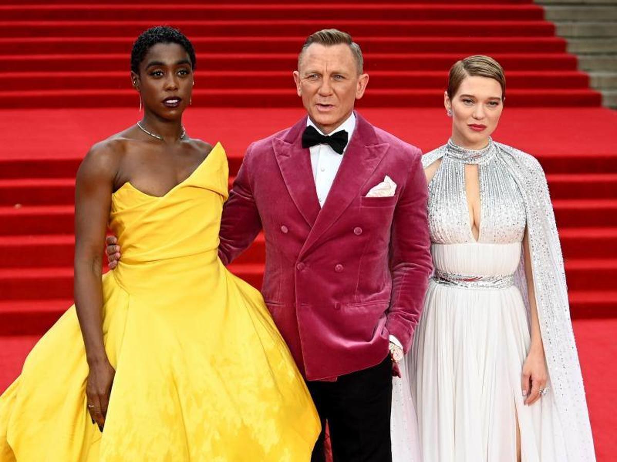 El Royal Albert Hall desplegó su alfombra roja y todo su esplendor para albergar uno de los estrenos más esperados de la temporada: 'No time to die'. Se trata de la puesta de largo de la nueva entrega de las aventuras de James Bond, una película que se ha retrasado más de lo esperado debido a la pandemia pero ha celebrado su premier a nivel mundial en Londres.